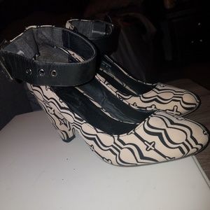 Very trendy tan and blank shoes with ankle strap.